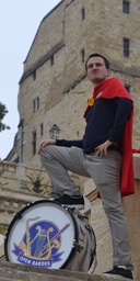 Geoffrey... Une longue formation musicale l'a amené au boum parfait. Parti élever des chèvres en Ardèche.